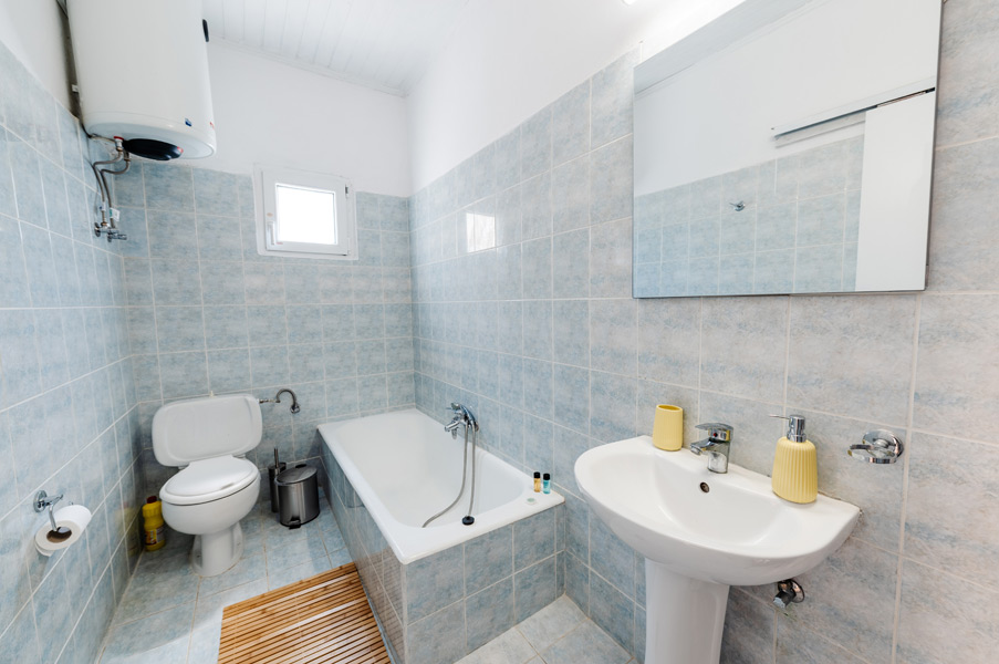 House Alexandros B - Bathroom with bathtub